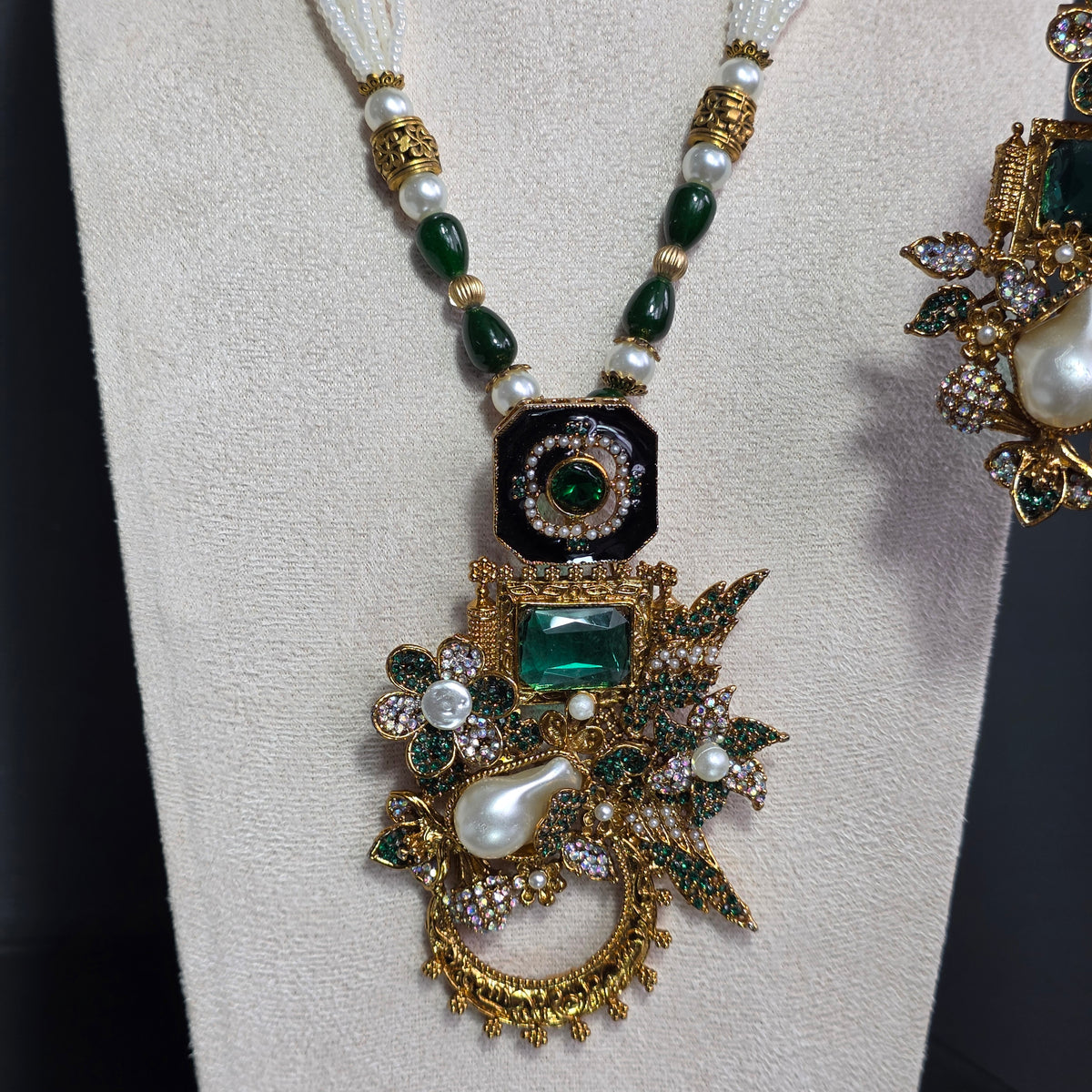 Elara Emerald Green Motif Stone Mala Set