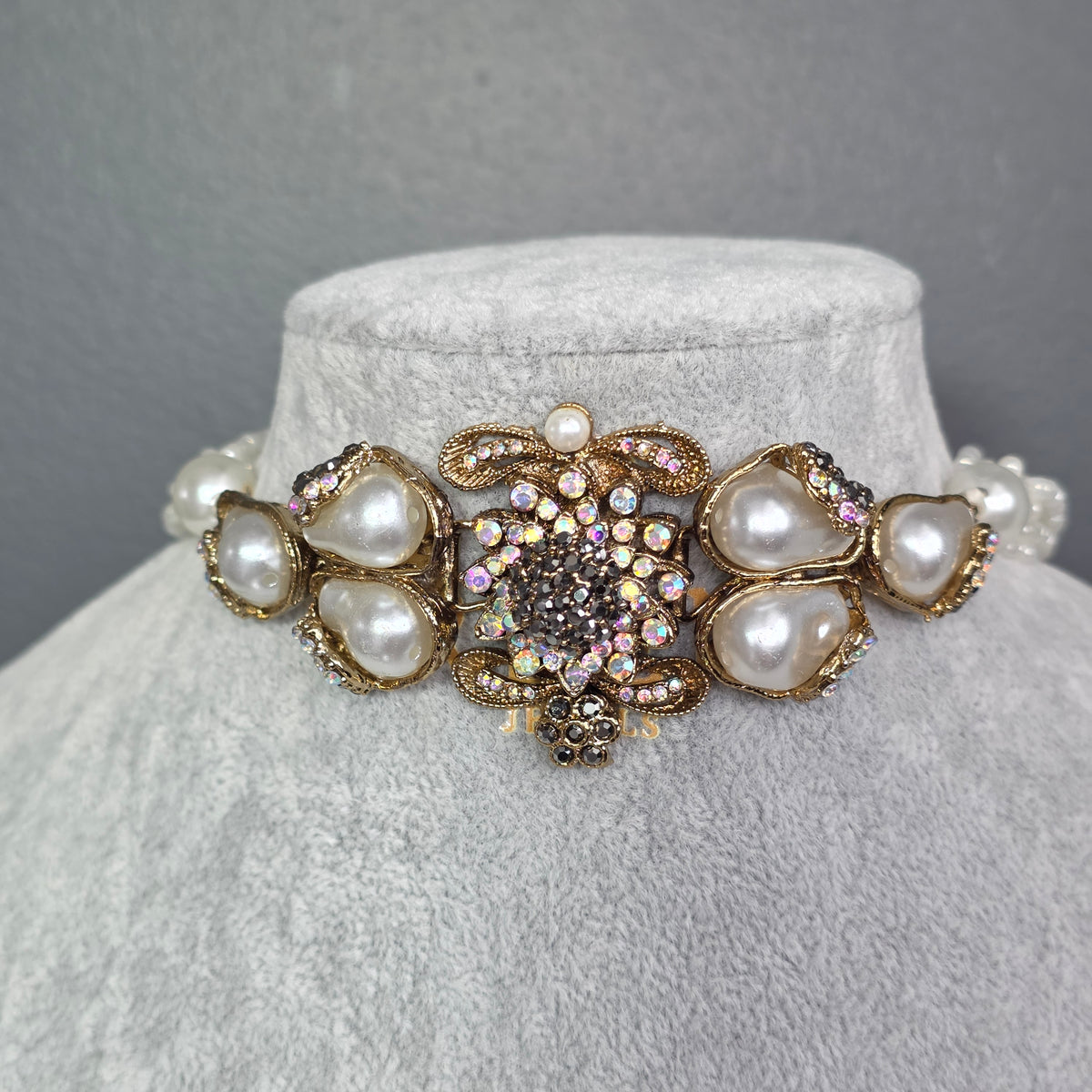 Elara Pearl iridescent choker set